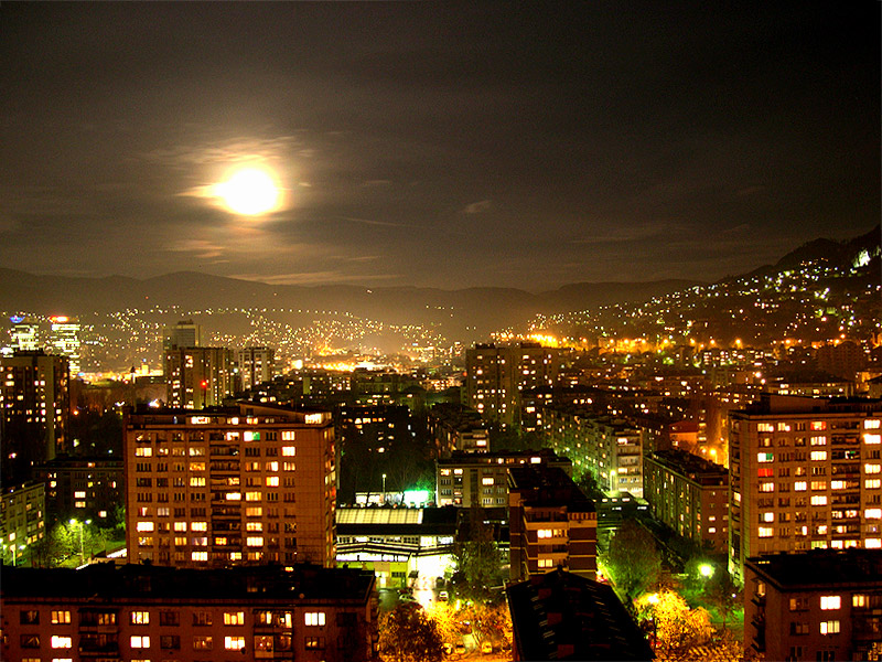 صورة من مدينة سراييفو في الليلPhoto by igord3 on Freeimages.com